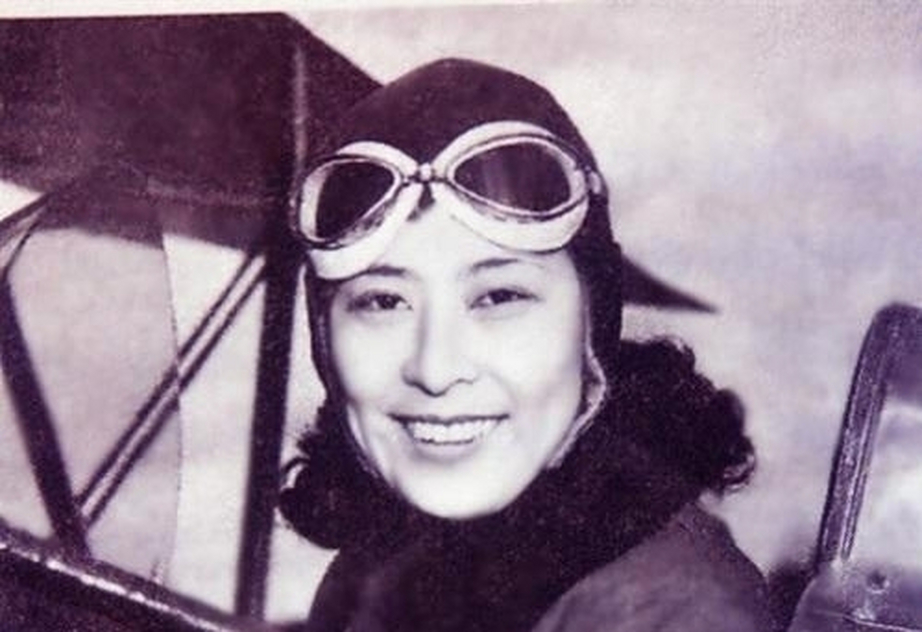 1907年，年仅31岁的秋瑾在绍兴被害，无人敢替她收尸。6岁的女儿王灿芝被送回老