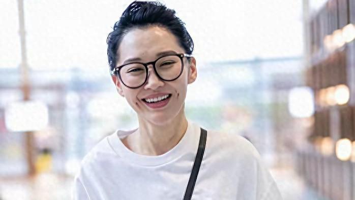 网友机场偶遇56岁许晴，她穿白裙红色运动鞋，笑容灿烂精神真好