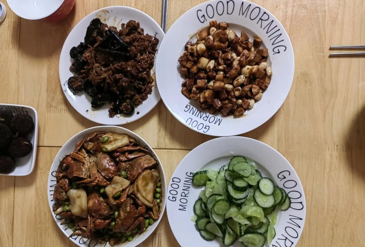 记录我们的退休生活…
今天午餐做三个小菜加一个冷菜，也就对付过去了，毛蟹炒年糕，