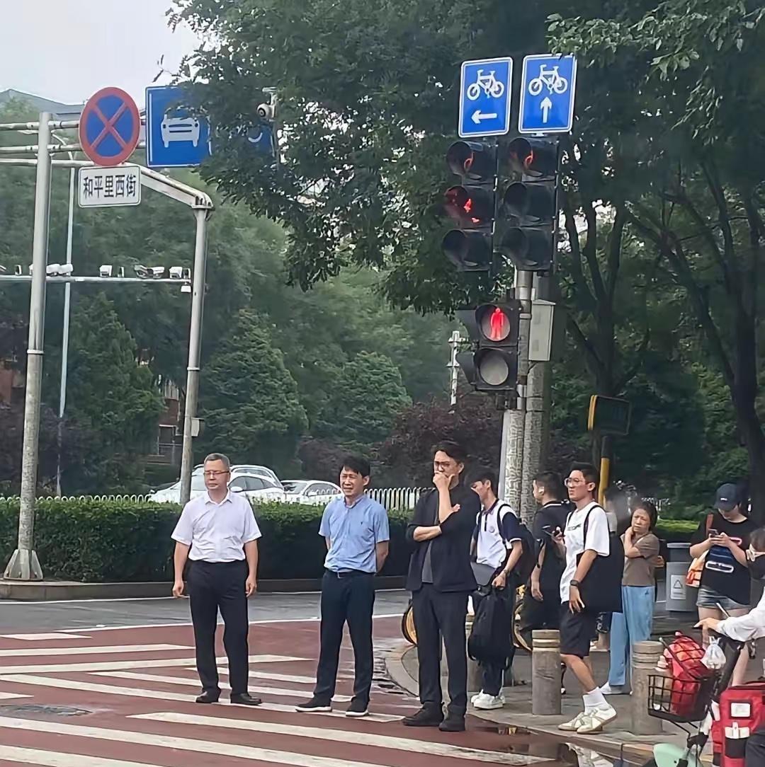 靳东非常文明，在等红绿灯