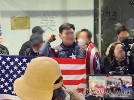 穿 “美国队长” 衣服闯中国使馆的韩国男子安某，这回可真是 “癞蛤蟆想吃天鹅肉 