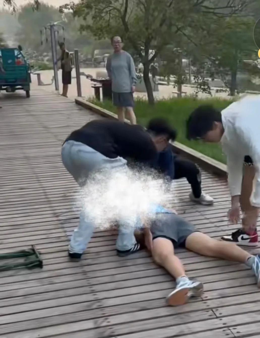 两位少年未来可期！两位少年在公园晨练，遇到一大叔晨跑晕倒在地，面容发紫。两个少年