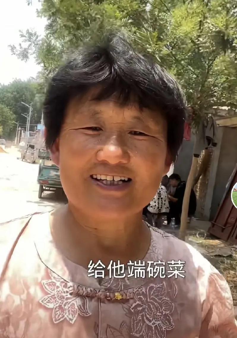 嫂子的爱，全在这一碗菜里，瘫痪在床的山哥其实真的好幸福……
视频里一个镜头，鹏妈