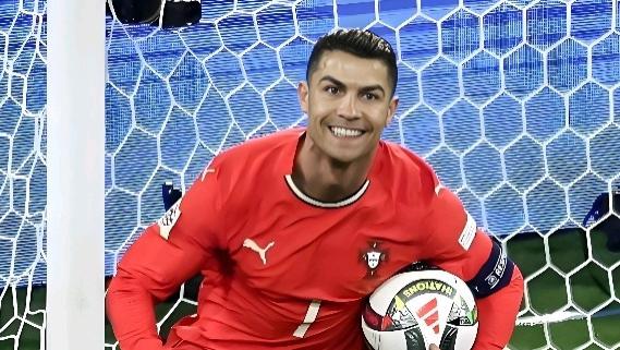 33岁萨拉赫闹是为了留队！C罗找摩根骂曼联，两人闹矛盾一样？