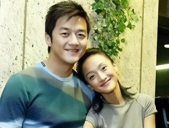 年轻时候的李亚鹏高大英俊，和周迅颇有夫妻相，俩人恋爱的时候，周迅小鸟依人般地依偎