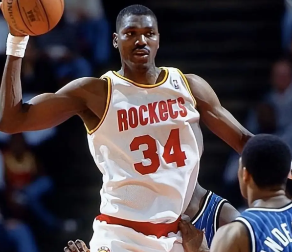 诺维斯基和奥拉朱旺历史地位谁更高？

总得分：诺维斯基31560分，历史第6。奥