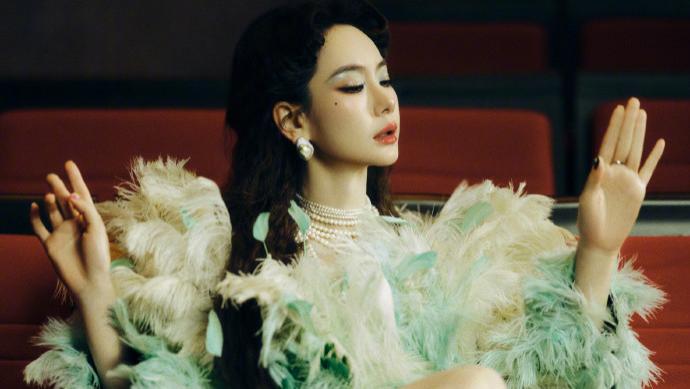 戚薇跨年造型太惊艳，一身鸡毛尽显女神气场！