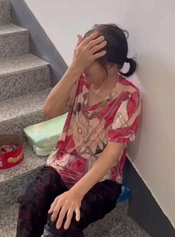 我婆婆今天要跳楼，就因为她在我家吃西瓜！

左一块儿又一块儿的吃 ，我说你有糖尿