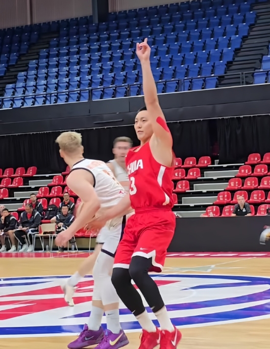 中国男篮今日凌晨在欧洲继续与荷兰男篮进行了一场热身赛。
据了解，此次比赛最终的结