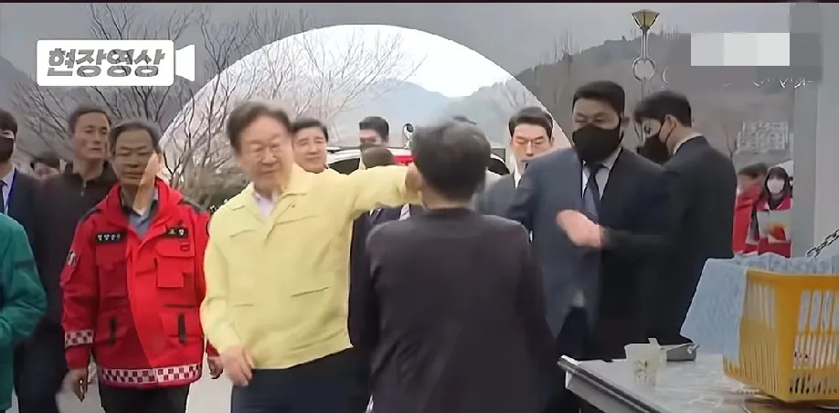 李在明遇袭现场混乱











突发！韩国政治风云再起波澜！李在明竟然