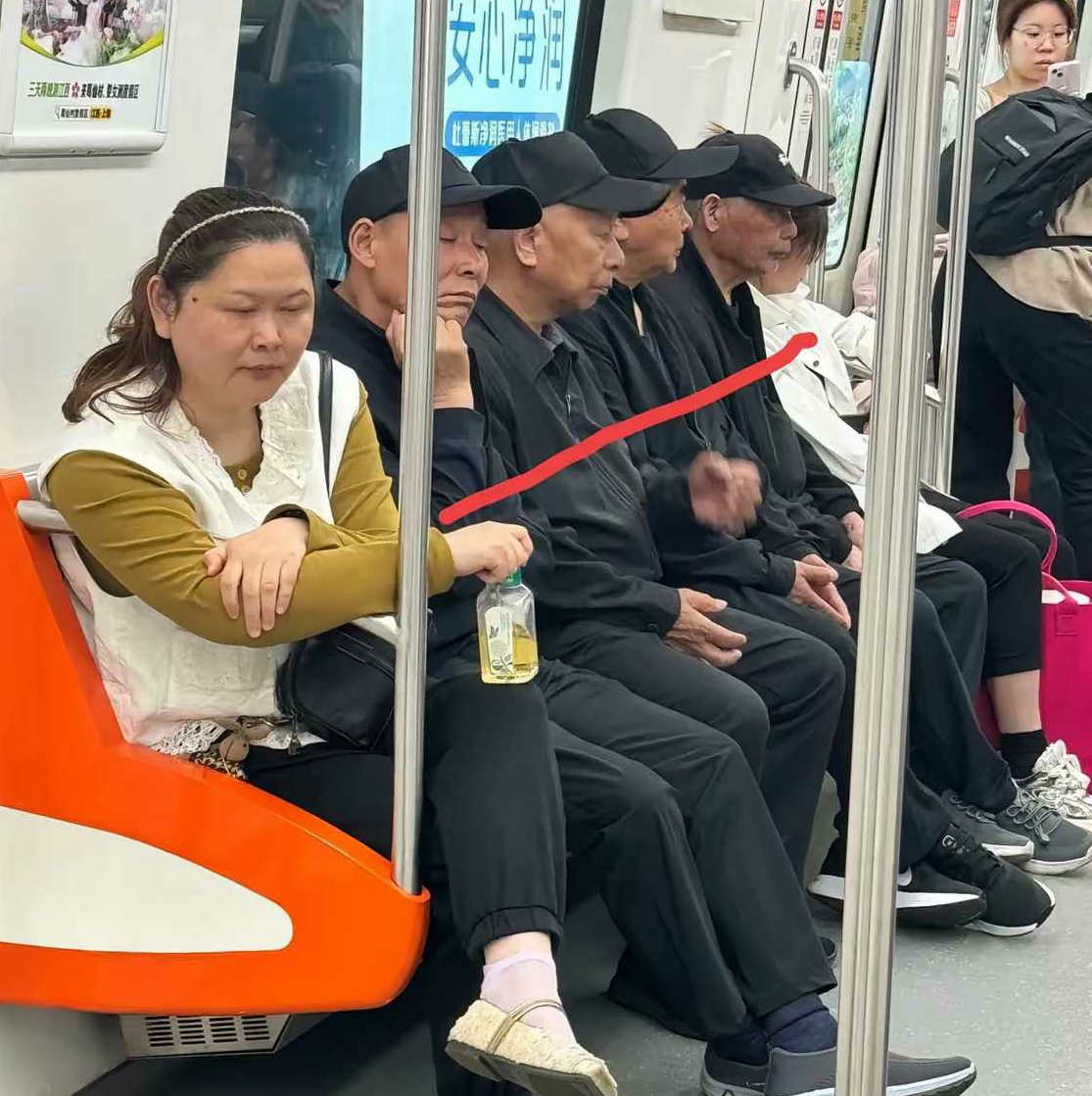 地铁上看到的4个老头复制粘贴