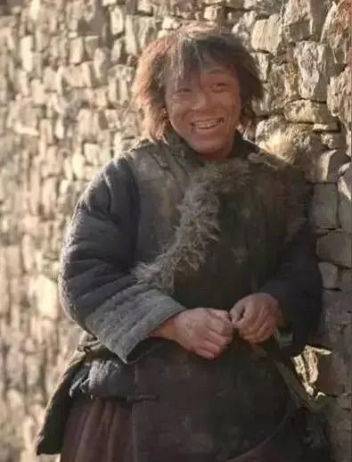 如果 你认识的女人
都特别正经
那完全可以说明三点
一  你很穷
二 你很丑
三