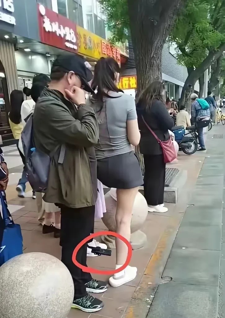 这样明目张胆的偷拍，报警可以吧！