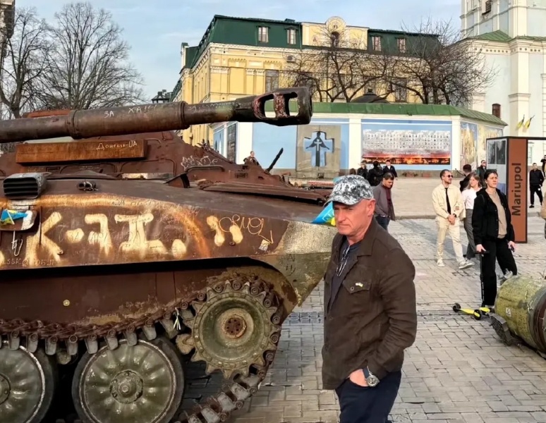 前美国海军上校、宇航员、现任亚利桑那州民主党参议员马克·凯利本周末前往乌克兰，会