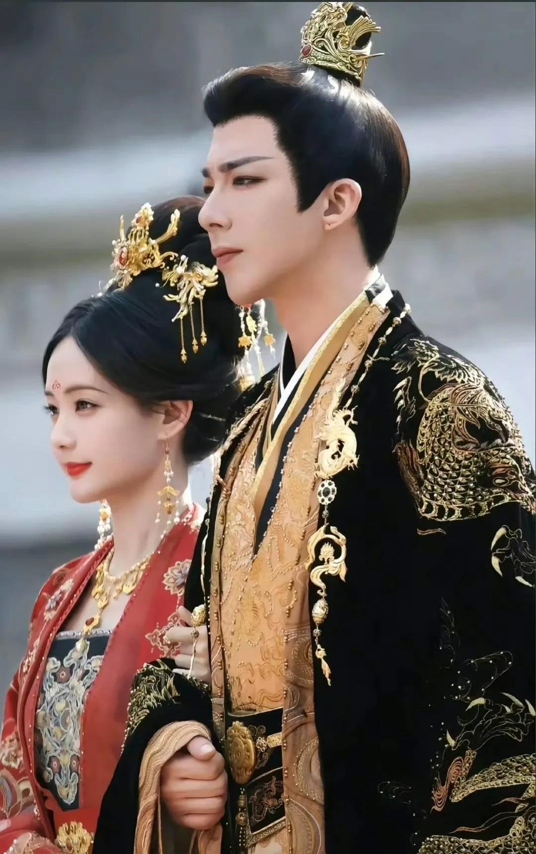 刘宇宁和李一桐真是最完美的一次合作，现代演员穿越剧本，又回归现代。
如今杀青时候