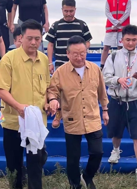 78岁蒋大为被人搀扶，现身内蒙。