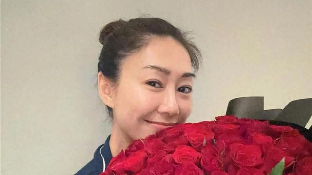 胡定欣男友正脸首曝光，揸200万Benz蜜会女友撑枱脚