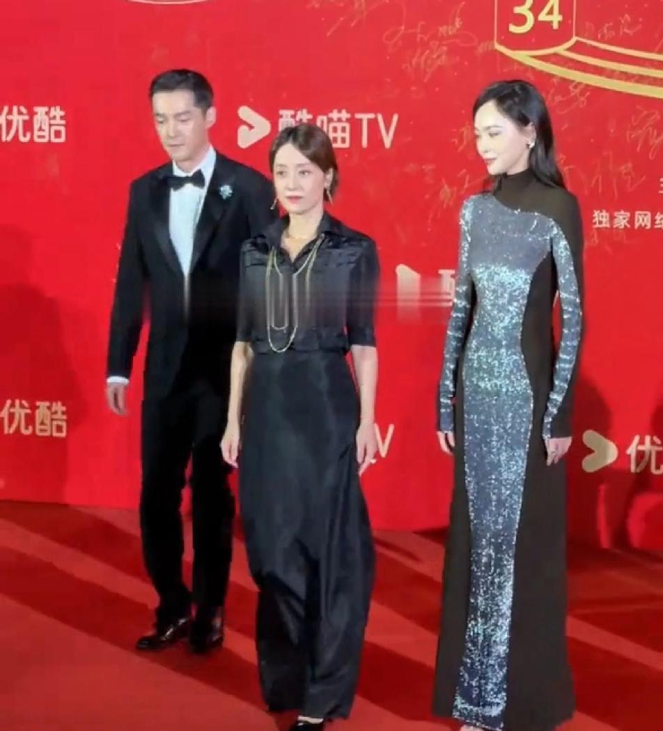 被称：马司令的底气，是熬出来的！
娱乐圈就像个江湖，站位见地位。帅哥快步陪她，美