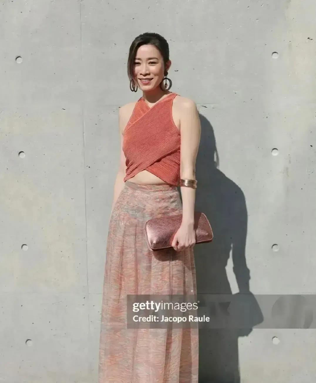 佘诗曼又火出圈啦！3月3日，知名女星佘诗曼毫无预兆地登上热搜。既不是因为参加什么