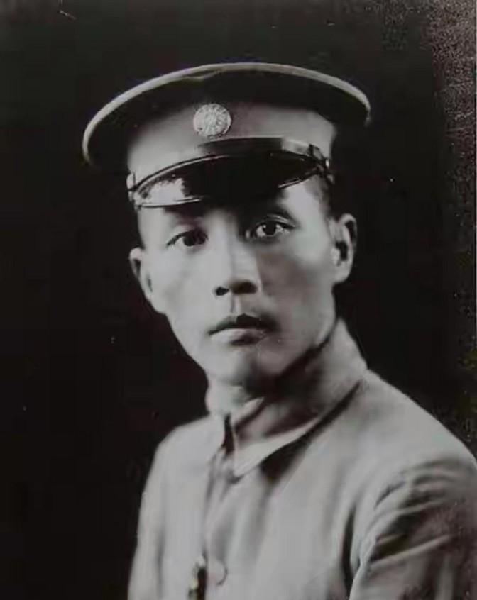 1933年，被派去江西前线围剿红军的钱大钧在火车上偶然碰见陈赓，在一番交谈后，却