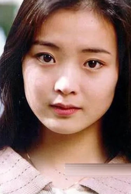 1995年，王艳去相亲，恰逢此时她生病住院，文工团的老师还是带了一个离异有子的男
