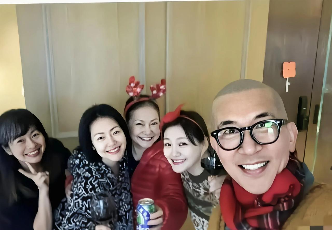 S家到底什么意图？两个有血缘关系的孙子不照顾，照顾一个无血缘关系的具欧巴。
有博