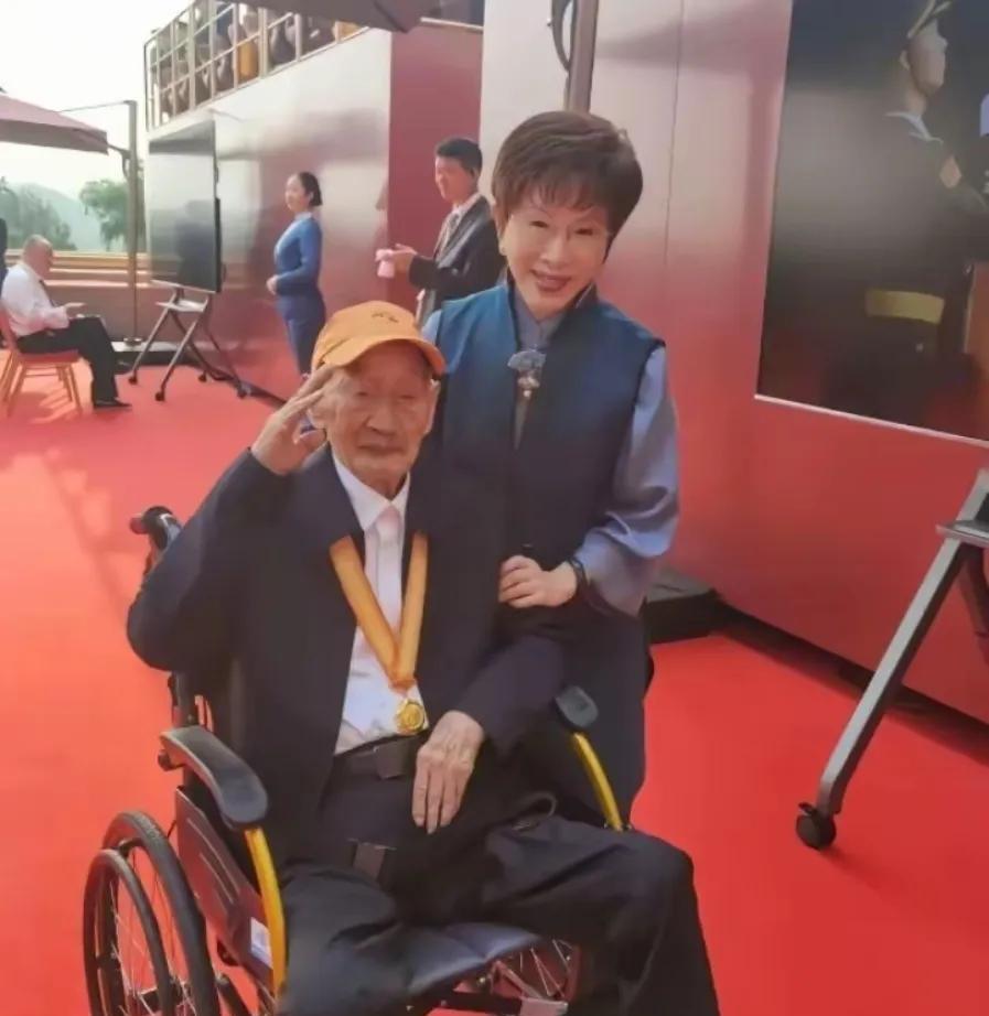 大阅兵时，洪秀柱出现在观礼台，这是与老兵的一张合影。
这次大阅兵我全程通过直播的