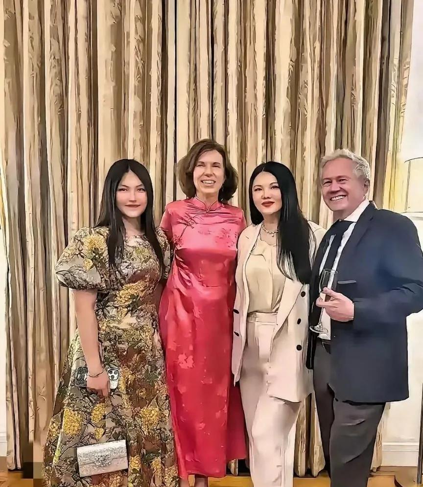 一打眼就感觉李湘与王诗龄母女这衣服应该互换一下更合适!

才15岁的王诗龄在