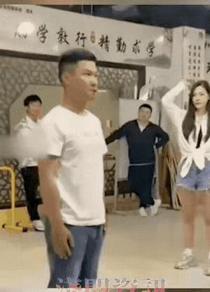 女子自称鞭法精准，可以打灭正在吸着的香烟火头。男子不信，点着了一根香烟站在哪里亲