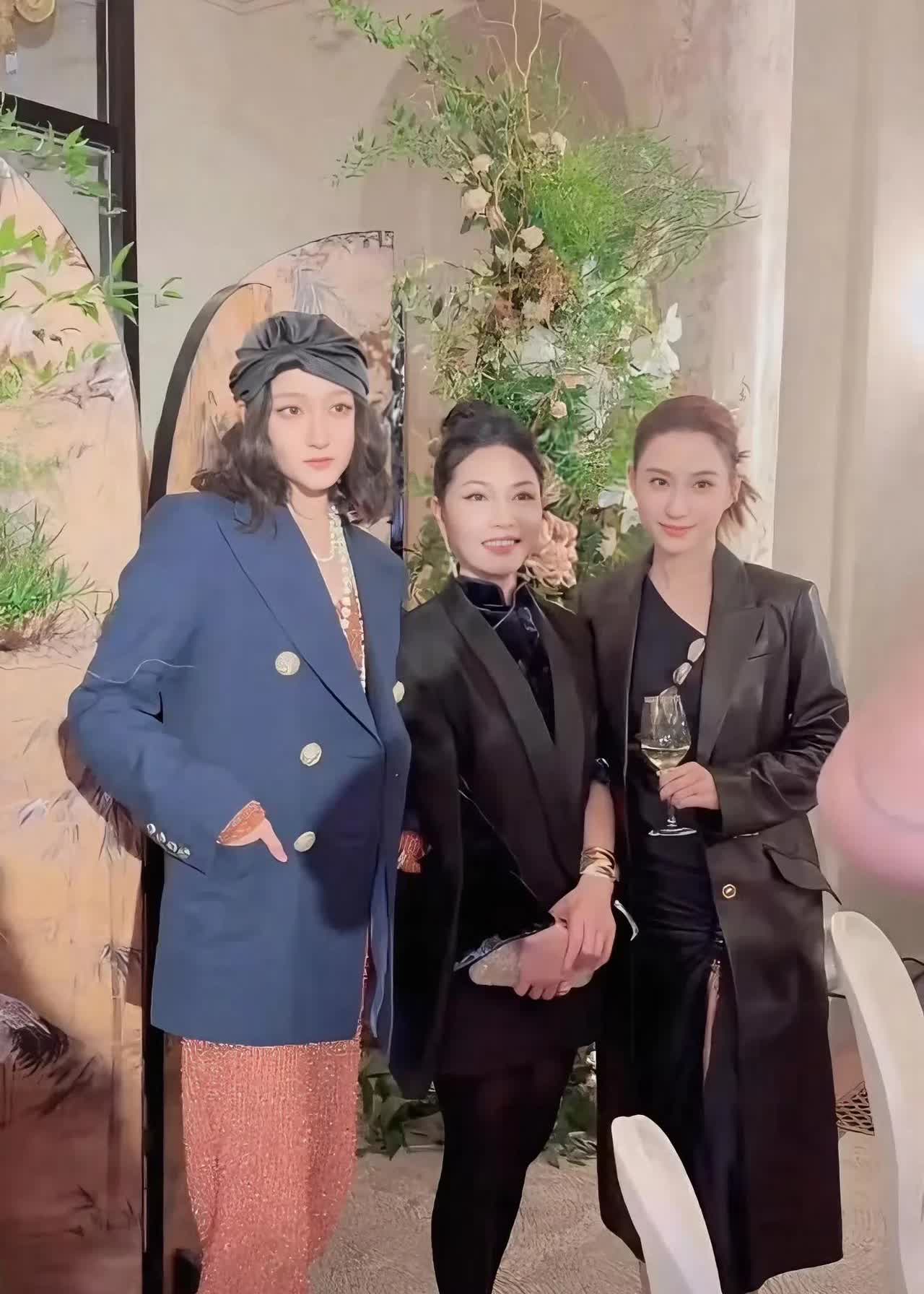 关晓彤和赌王千金合照，

从身高上看关晓彤占上风，

但在气质方面，何超