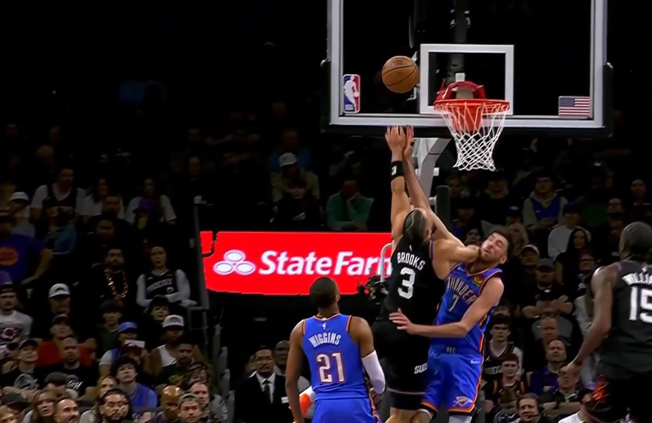 霍姆格伦面部受伤，今后谁还敢去防狄龙布鲁克斯上篮？
狄龙布鲁克斯在一次上篮时故意