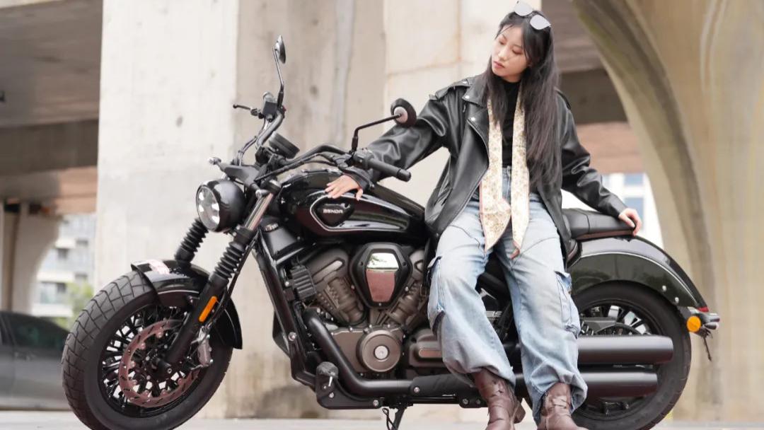 大排巡航全新代表作！试驾奔达公升V4黑旗950：设计 动力和机械质感上新高度