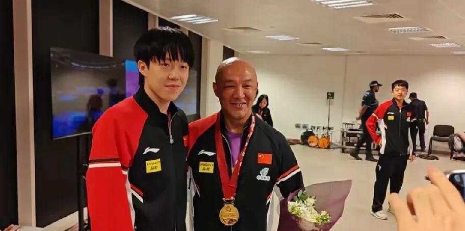 肖指导真的是诠释了什么是“喜上眉梢”——因为那是他的钦儿!
王楚钦多哈男单夺冠后