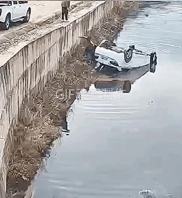 车子掉河里前，路不平，好似遇到几次障碍物，此时若松油门踩刹车，车子是不可能掉下去