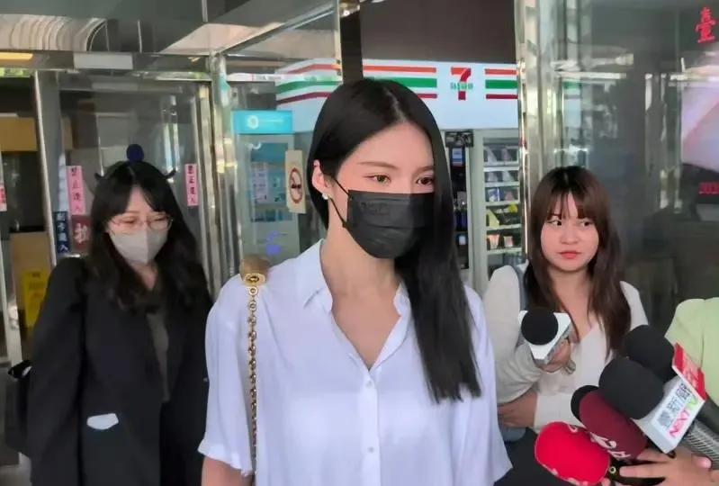 #王大陆女友现身法院##王大陆找黑道帮女友讨债# 据台媒，王大陆女友和潘某有投资