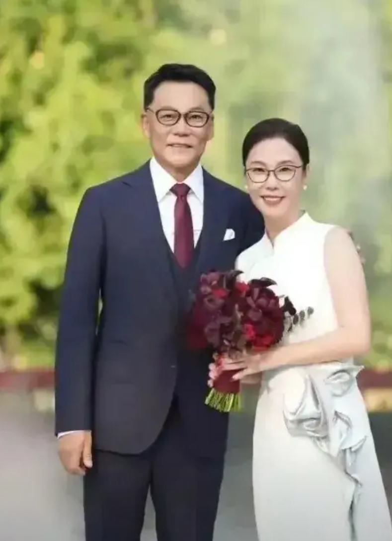 61岁的李国庆很奇怪，二婚比头婚就年轻1岁。

1、李国庆
1964年出生于北京