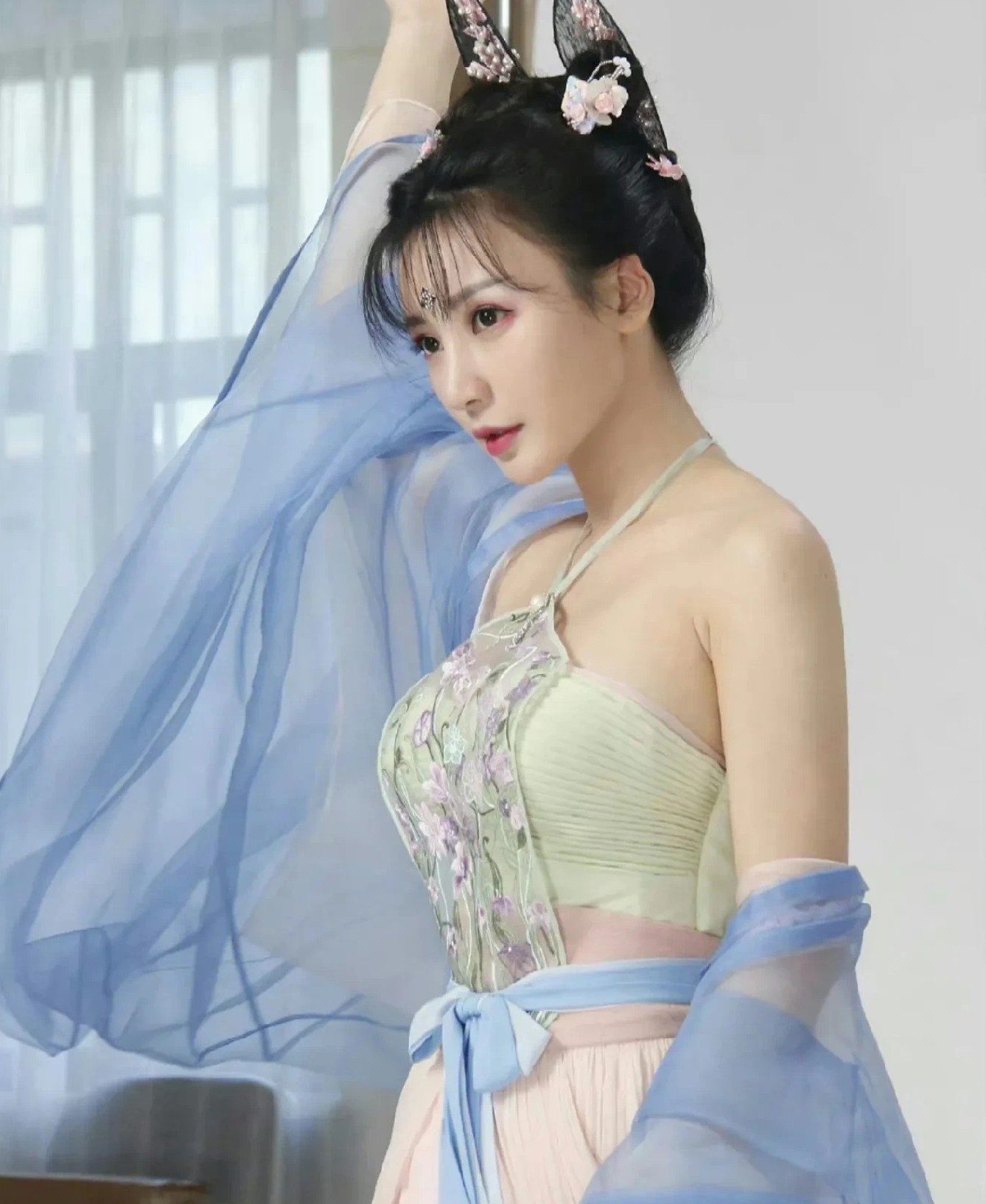 杨贵妃一角，柳岩败在资源和背景上了。
成年人的世界就是这么残酷，不怪大鹏上赶着贴