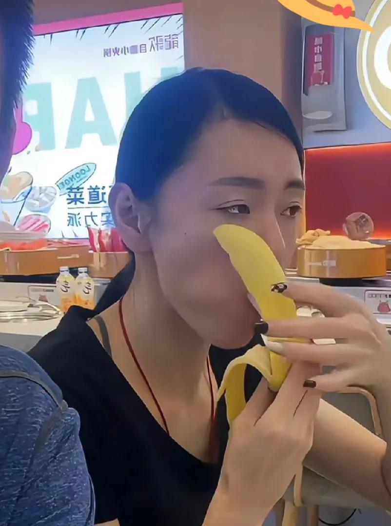 老公偷拍媳妇吃香蕉，
没想到媳妇吃香蕉，
不是一口一口咬，
是全部吞嘴里，
我还
