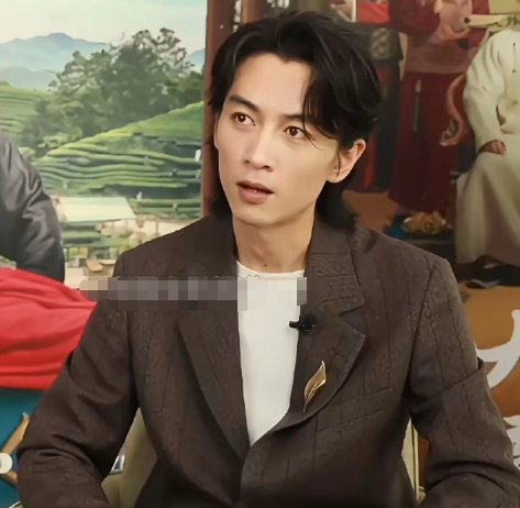 终于知道为啥陈晓最新露面为啥那么瘦了，不是因为婚姻，也不是因为舆论，说到底，他就