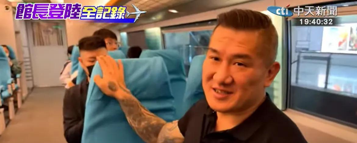 台湾网红“馆长”抵达上海连连惊呼:磁悬浮时速300公里，这是台湾没有的，8分钟就