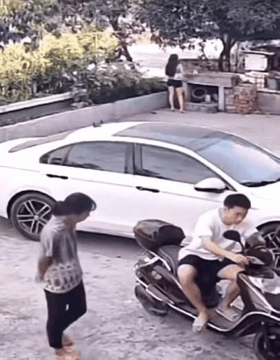 一名女子自从失恋后就变得疯疯癫癫，看到帅气小哥就挪不开步，眼睛都直了，有时甚至会