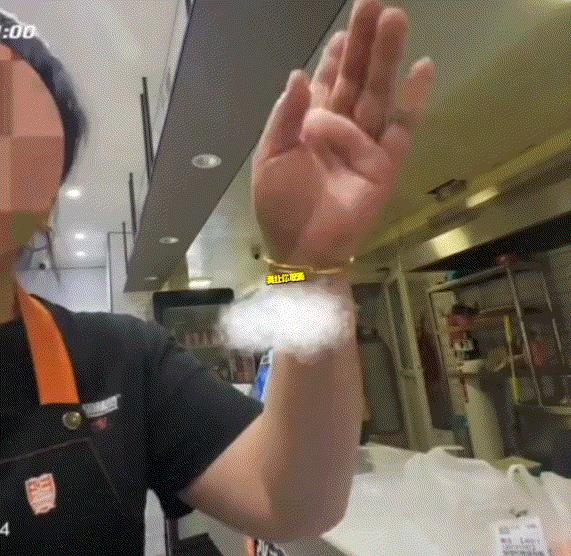 太嚣张了！山东济南，一外卖小哥爆料，一家麻辣烫店虚假出餐，就是餐品还没做好，商家