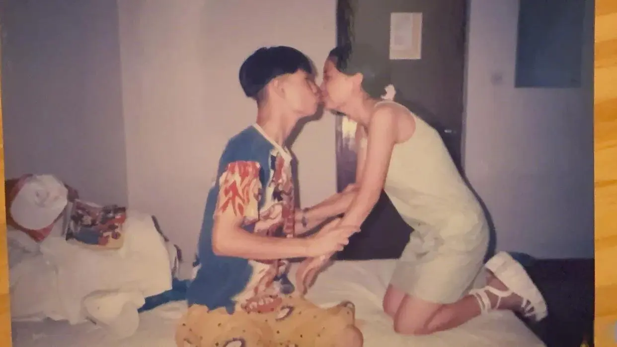 6月26日，小沈阳晒接吻照纪念结婚21周年，并配文：往后余生继续搀扶。‌
