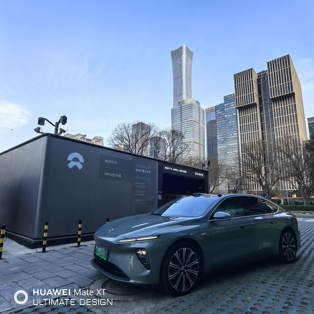 换电也可赏景
最近在北京的国贸商圈新开了4.0换电站，位于国贸桥东300米路南，