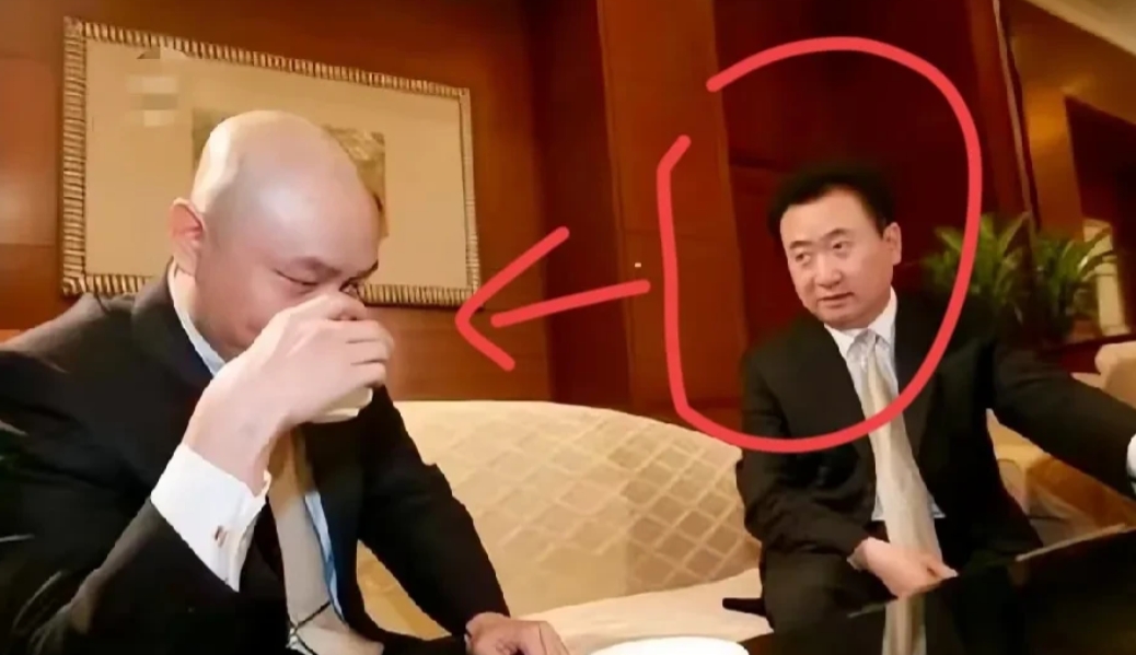曾经有多风光，如今就有多落魄！
谁能想到？20年两个首富的合影，
51岁的王健林