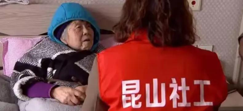 91岁上海老太，每月退休金过万，手握数百万现金，却每日以馒头为食，生活简朴至极。