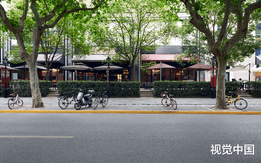 富婆街头怒扇清纯“小三”，看清手机内容后，竟吓得当场给她跪地求饶