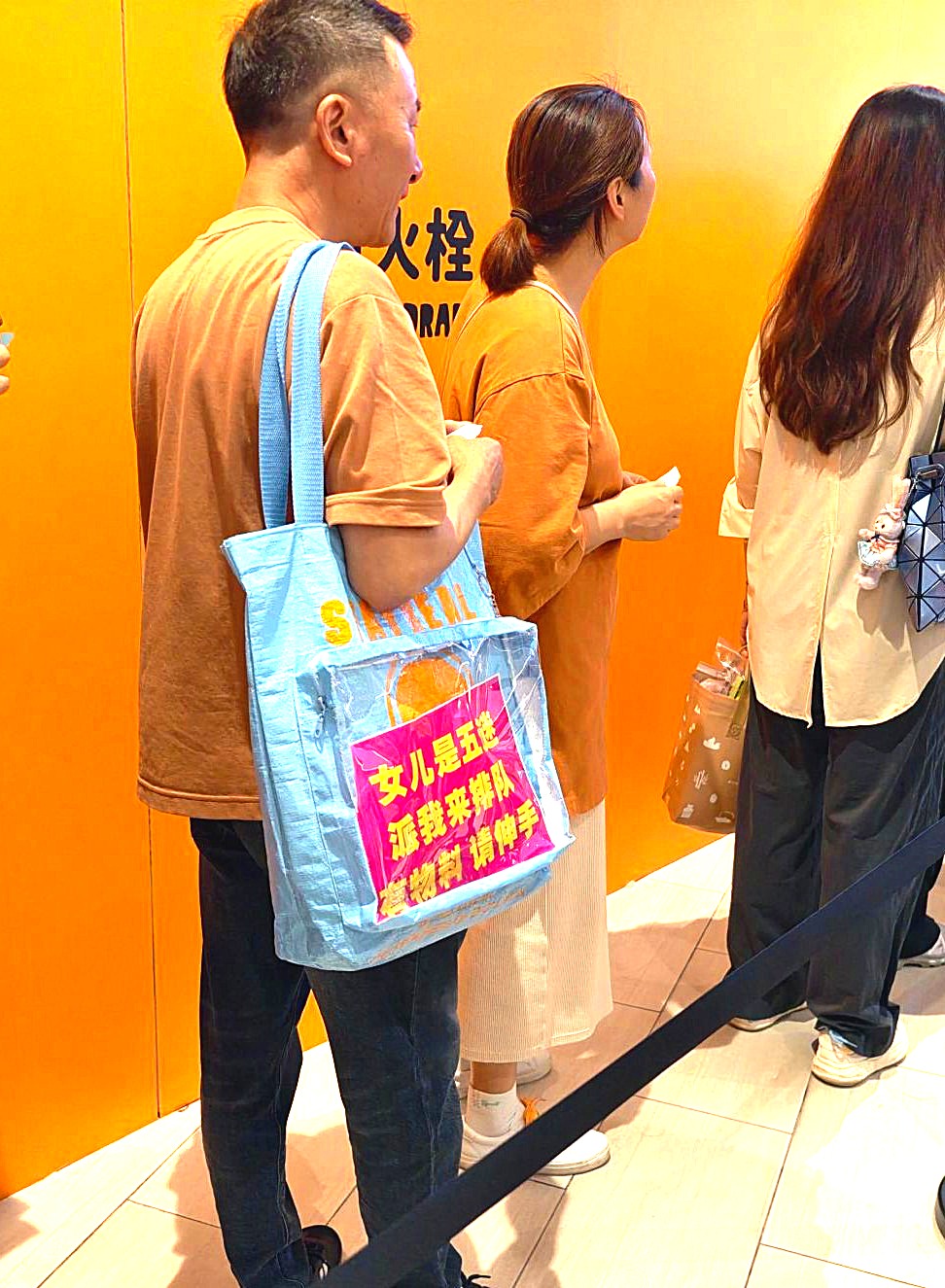 今天遇到了传说中的帮女儿排队的叔叔阿姨