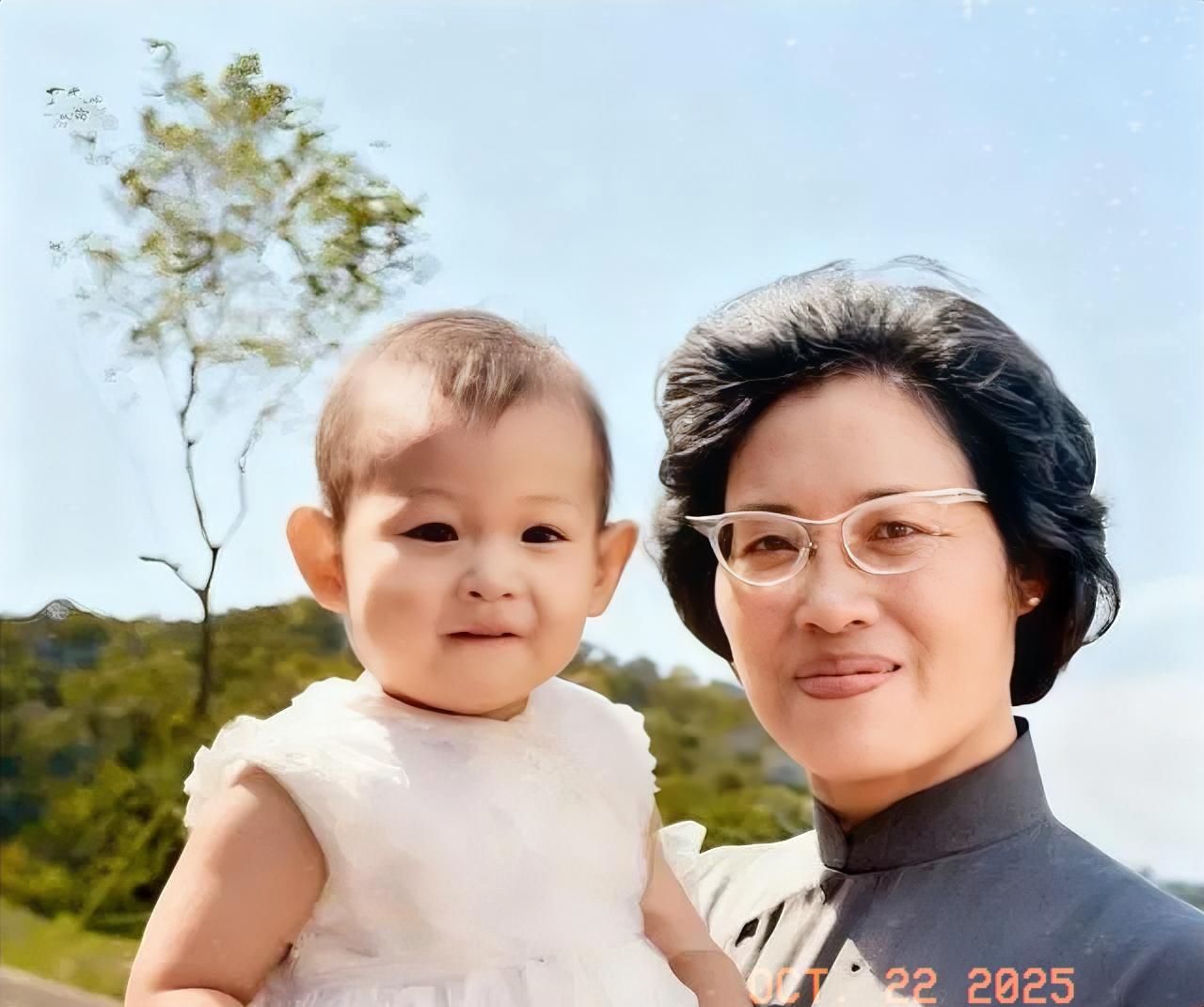 1969年
刚满1周岁的台湾省艺人刘若英，奶奶钟光仪女士抱着她，拍下了这张珍贵的