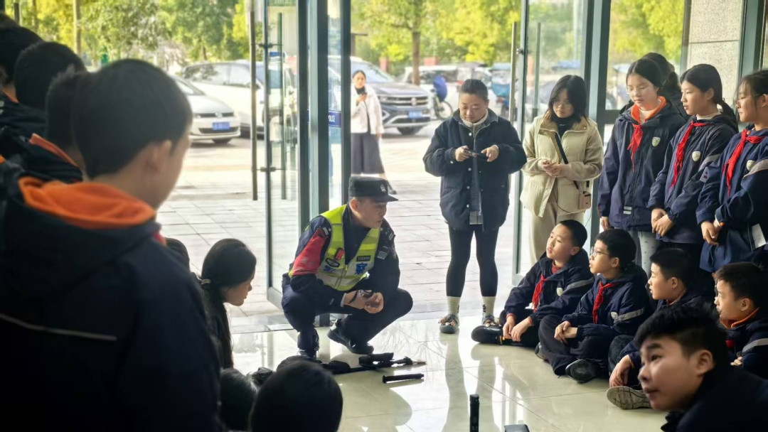 “童心探警营，安全伴成长”小学生走进派出所解锁“平安密码”